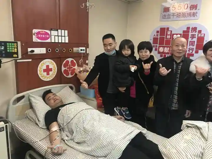 这位小伙过年不回家 还瞒着父母 背后原因让人感动