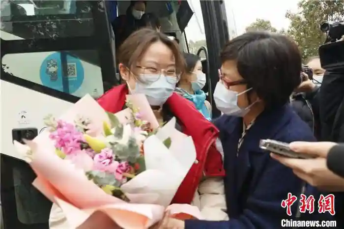 侧记：载“福”而归的战疫“逆行者”