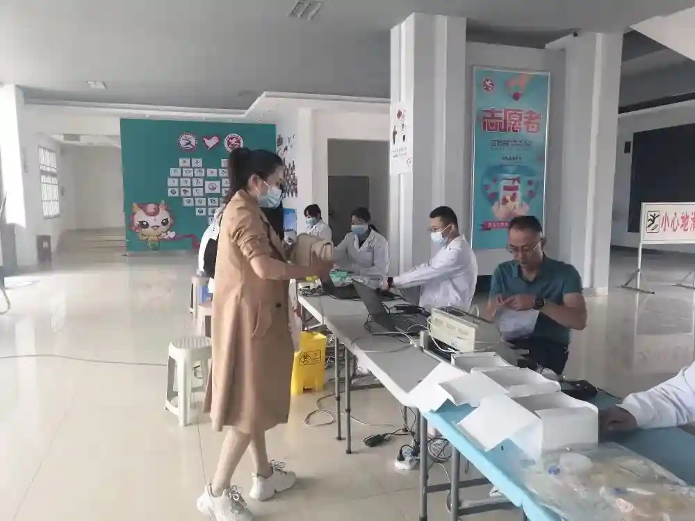 龙陵县人民医院组织医务人员参加无偿献血主题活动