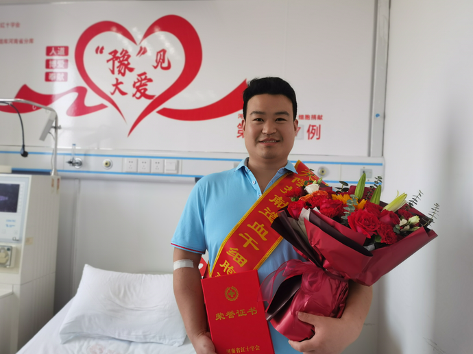 威海：首发日429人领“无偿献血荣誉卡”
