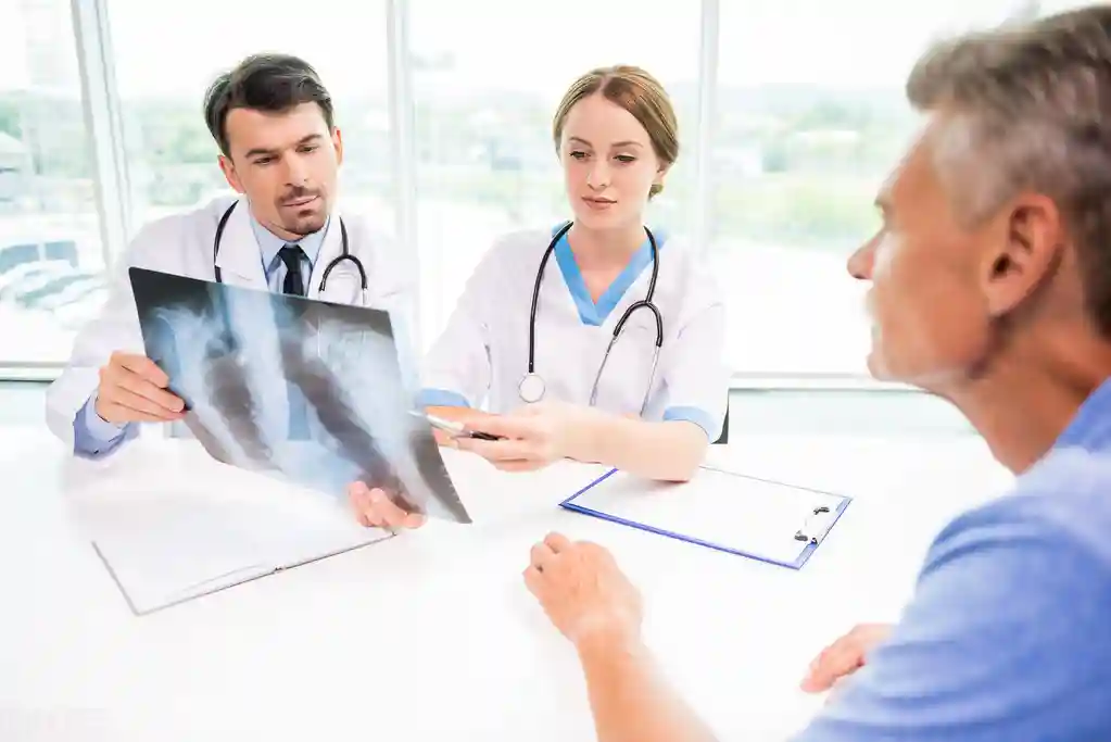 什么是胸膜炎？呼吸胸痛要警惕，3措施重预防，及时治原发病